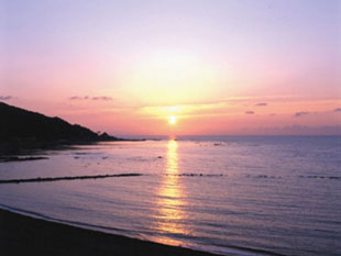 当館前袖ヶ浜の夕日